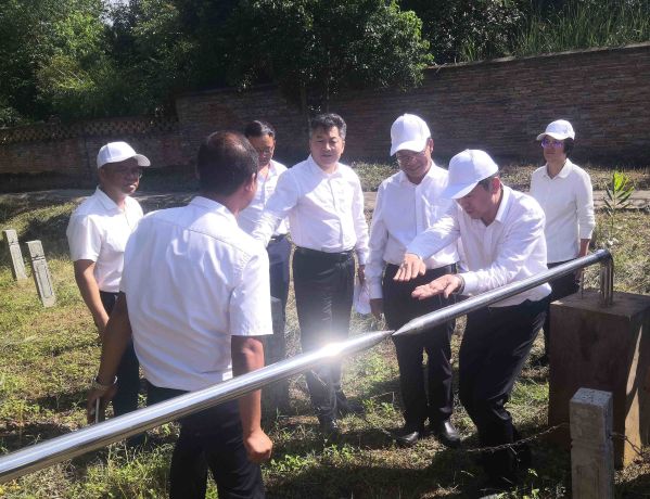 张勤在峨山小海洽地震遗址调研 张勤在峨山小海洽地震遗址调研