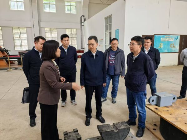 图1调研减隔震实验室